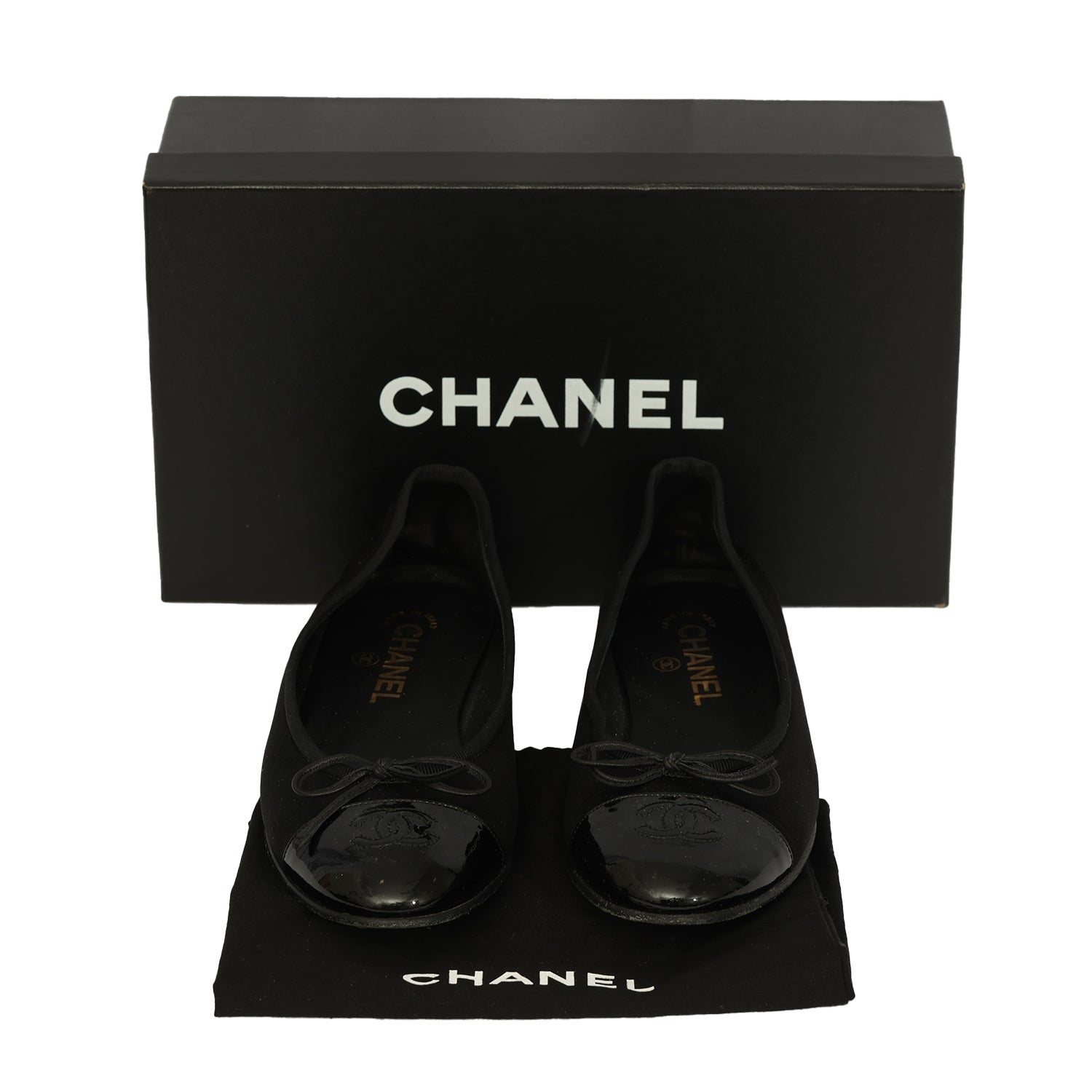 CHANEL SIZE EU 38 PATENT LEATHER CC CAP TOE BALLET FLATS