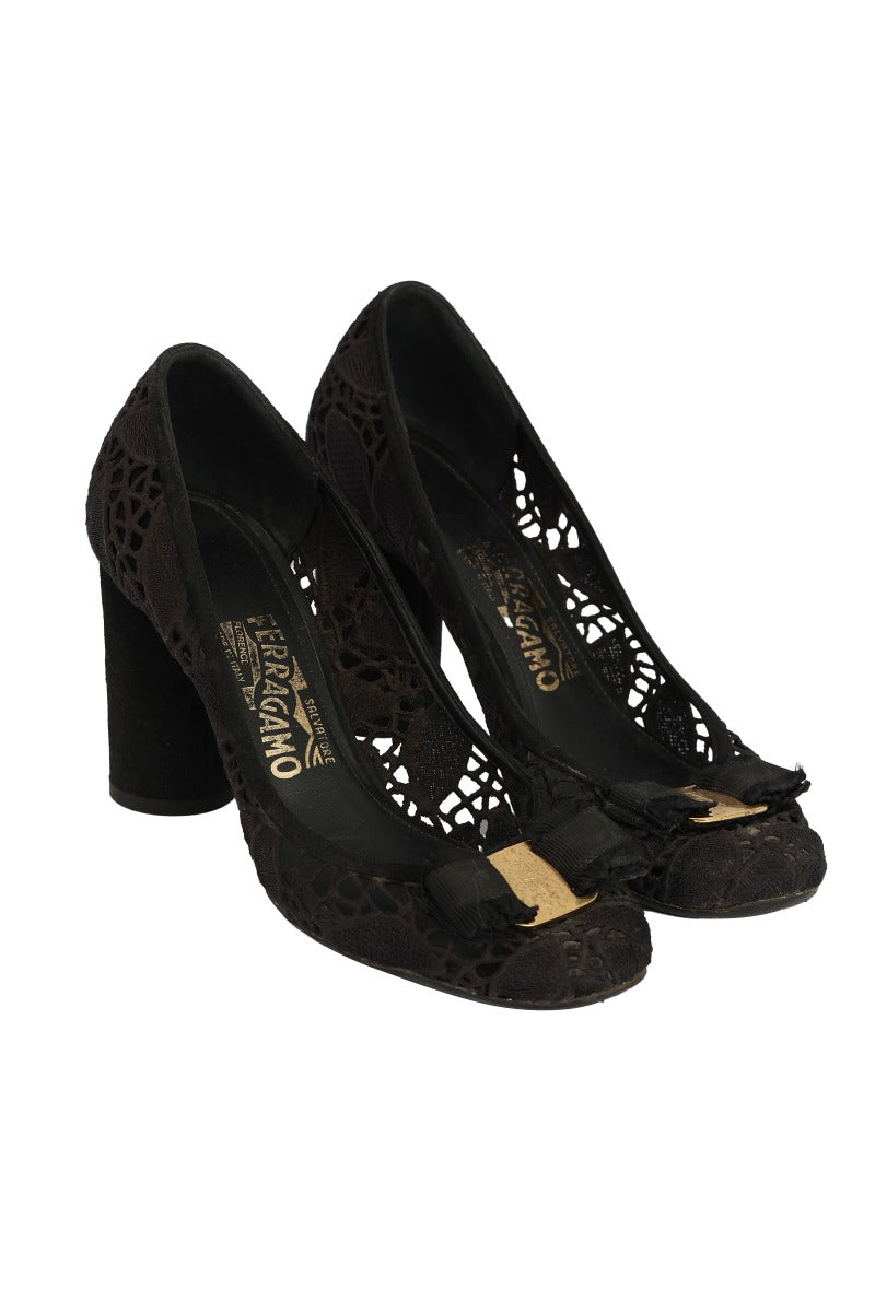 SALVATORE FERRAGAMO SIZE EU 40 BLACK LACE HEELS