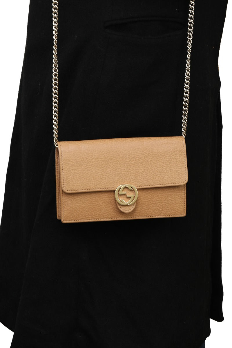 gucci-beige-leather-interlocking-gg-wallet-on-chain-bag
