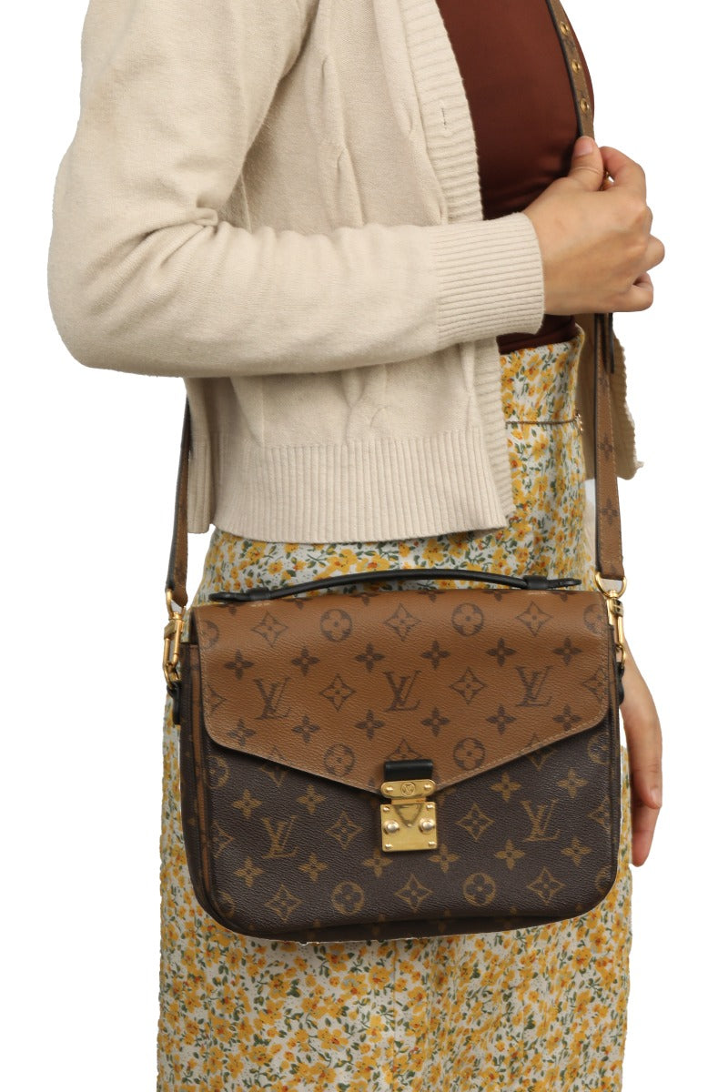 louis-vuitton-pochette-metis-monogram-reverse