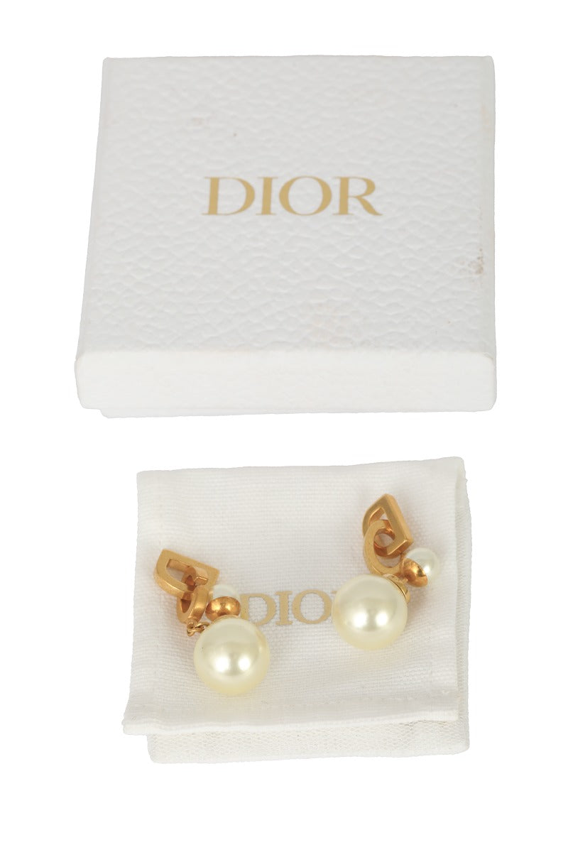 christian-dior-pearl-drop-earrings