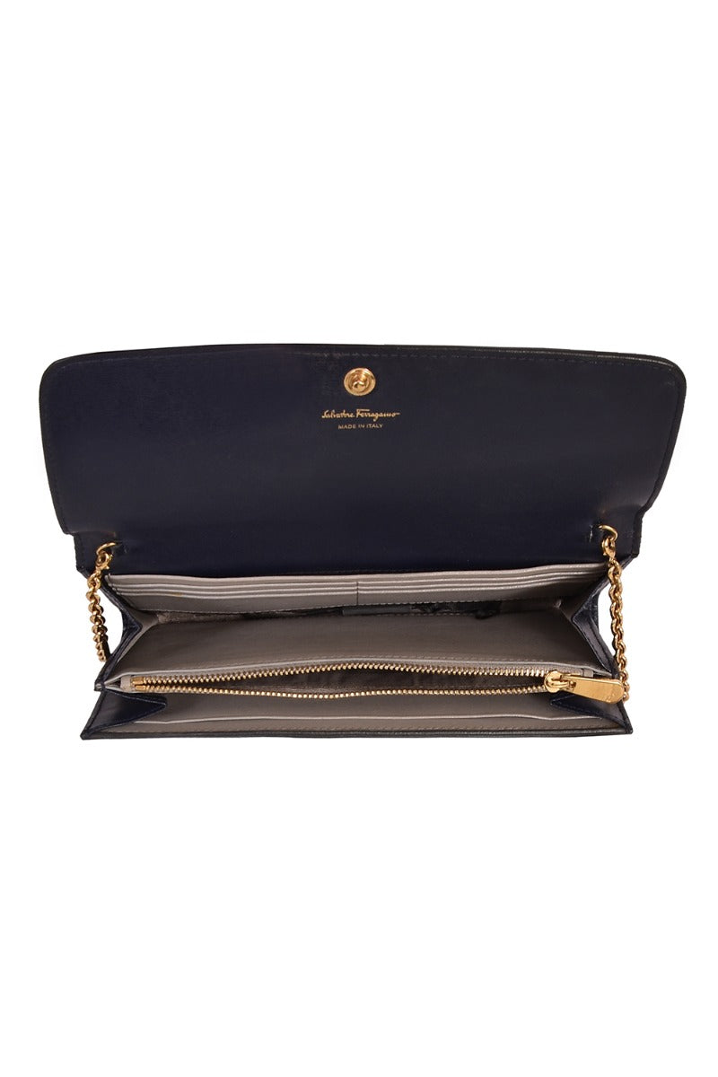 salvatore-ferragamo-gancio-city-wallet-on-chain