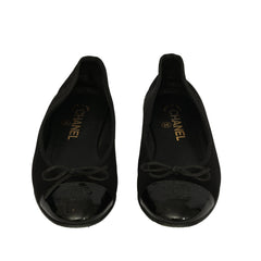 CHANEL SIZE EU 38 PATENT LEATHER CC CAP TOE BALLET FLATS 