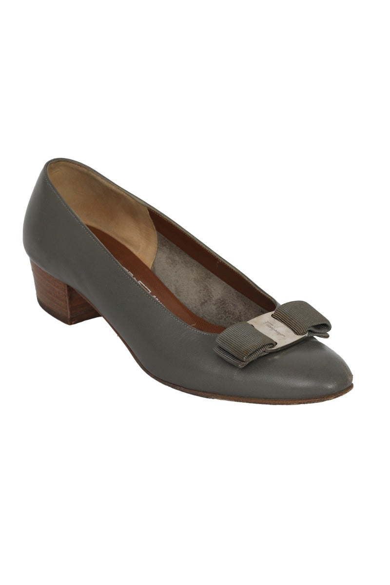 Salvatore Ferragamo 6 C Gray Vara Bow Heels
