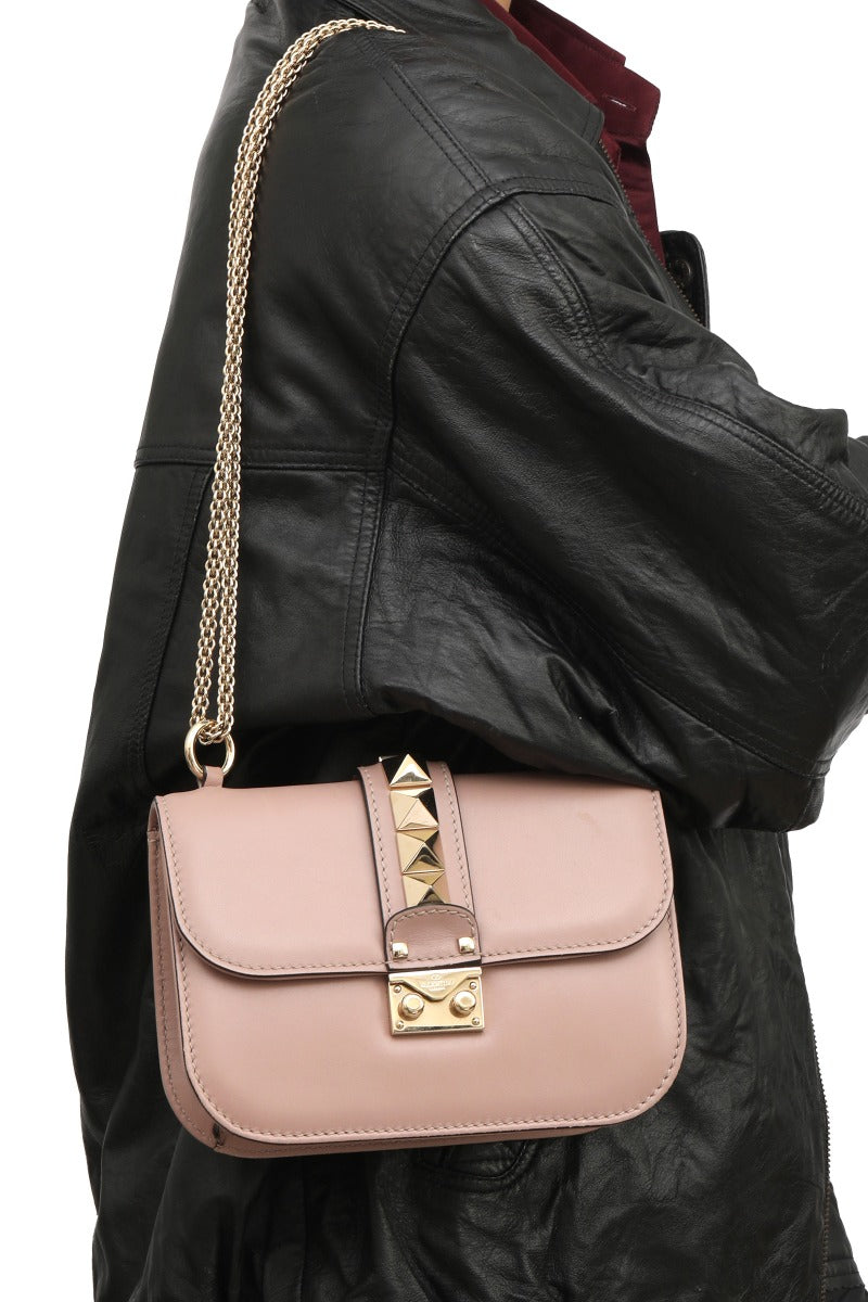 valentino-garavani-studded-glam-lock-dust-pink-sling-bag