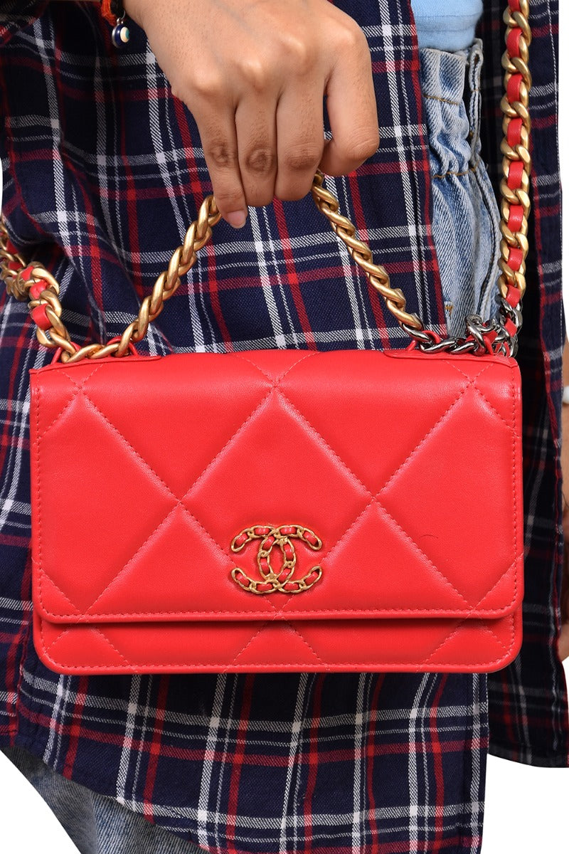 chanel-19-leather-wallet-on-chain