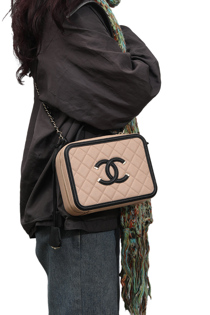 chanel-filigree-chain-vanity-clutch