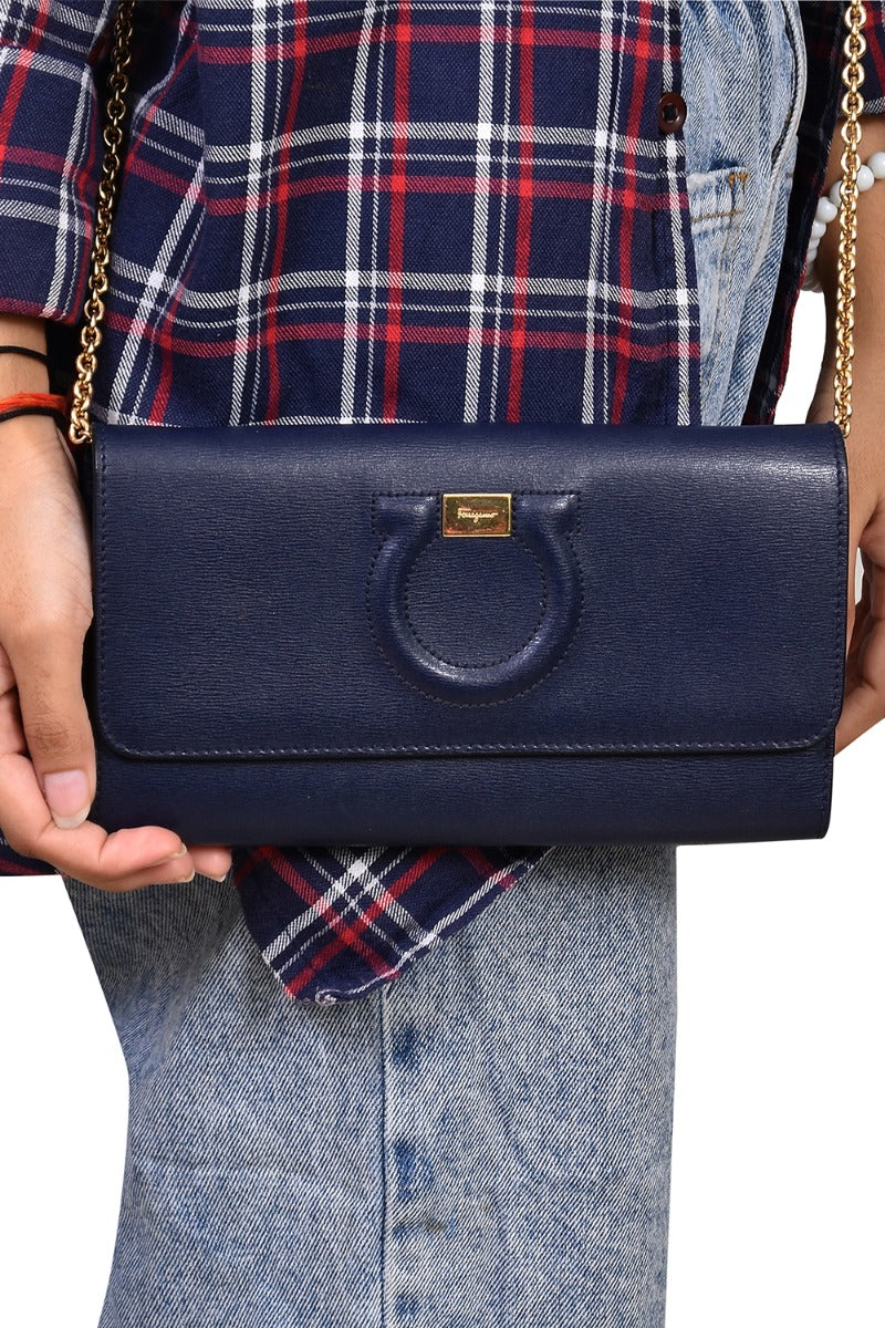 salvatore-ferragamo-gancio-city-wallet-on-chain