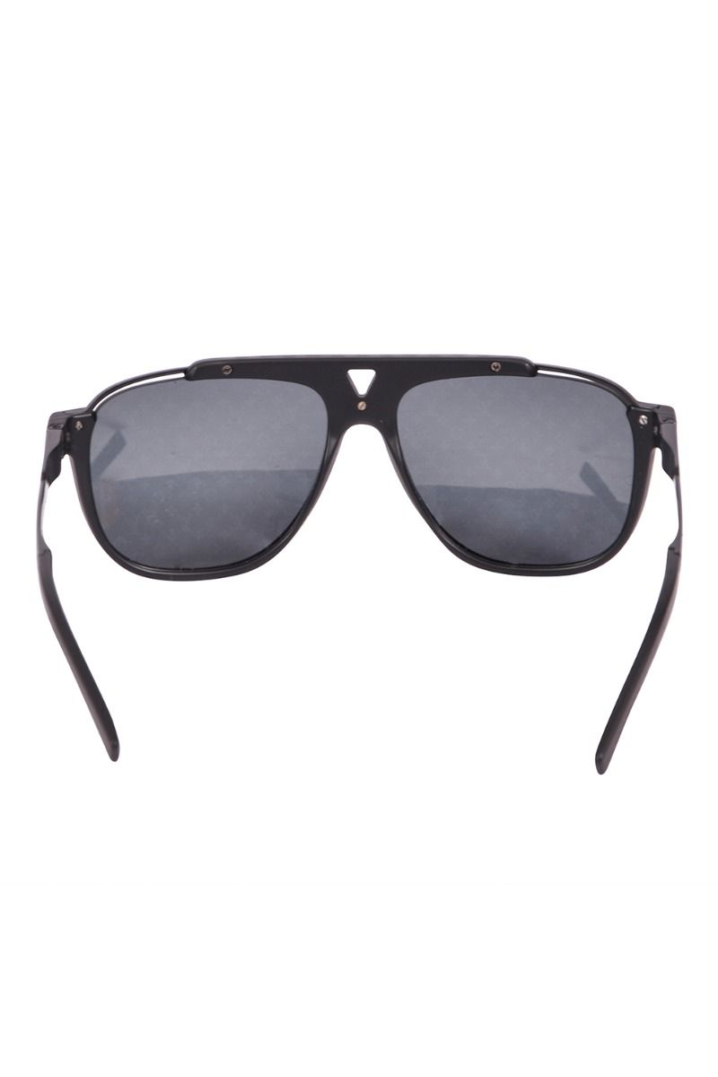 Louis Vuitton® LV In The Pocket Sunglasses Black. Size U